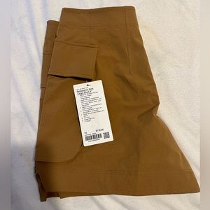 LULULEMON NWT - Relaxed Fit Cargo Shorts 4” ( Size 10 ) ( NEVER USED )